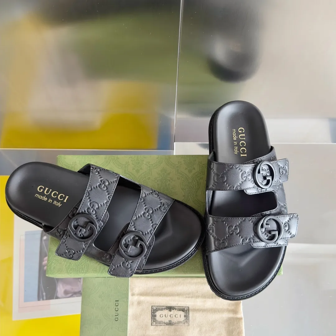 [G Home] Men's Men's Shoes💰: 300💰Size: 38-45 🆕2024Gucci Gucci Summer New Style Double G Presbyopia Flip-flops Cross Sandals Thick Sole Slippers Beach Shoes Original Purchase and Development Production G family's 2024 new summer dark horse items, fashion bloggers at home and abroad have put on the show, and it has become popular on social platforms at home and abroad. Fashionistas must pay for it, and they spend a lot of money to create ingenious craftsmanship and accurately restore every detail. Exquisite packaging at the delivery counter🛍📦 ▪️ Fabric: Original imported double G presbyopic leather ▪️ Lining: Original imported leather ▪️ Sole: Original open molded T men's shoes 💰U outsole ▪️ Bottom thickness: 3CM